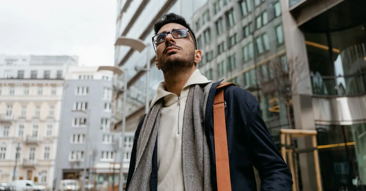 Cómo combinar prendas básicas para un look atractivo