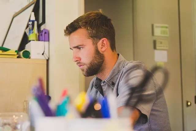 Cómo llevar el estilo casual elegante en el trabajo