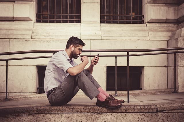 Cómo combinar colores para un look masculino atractivo